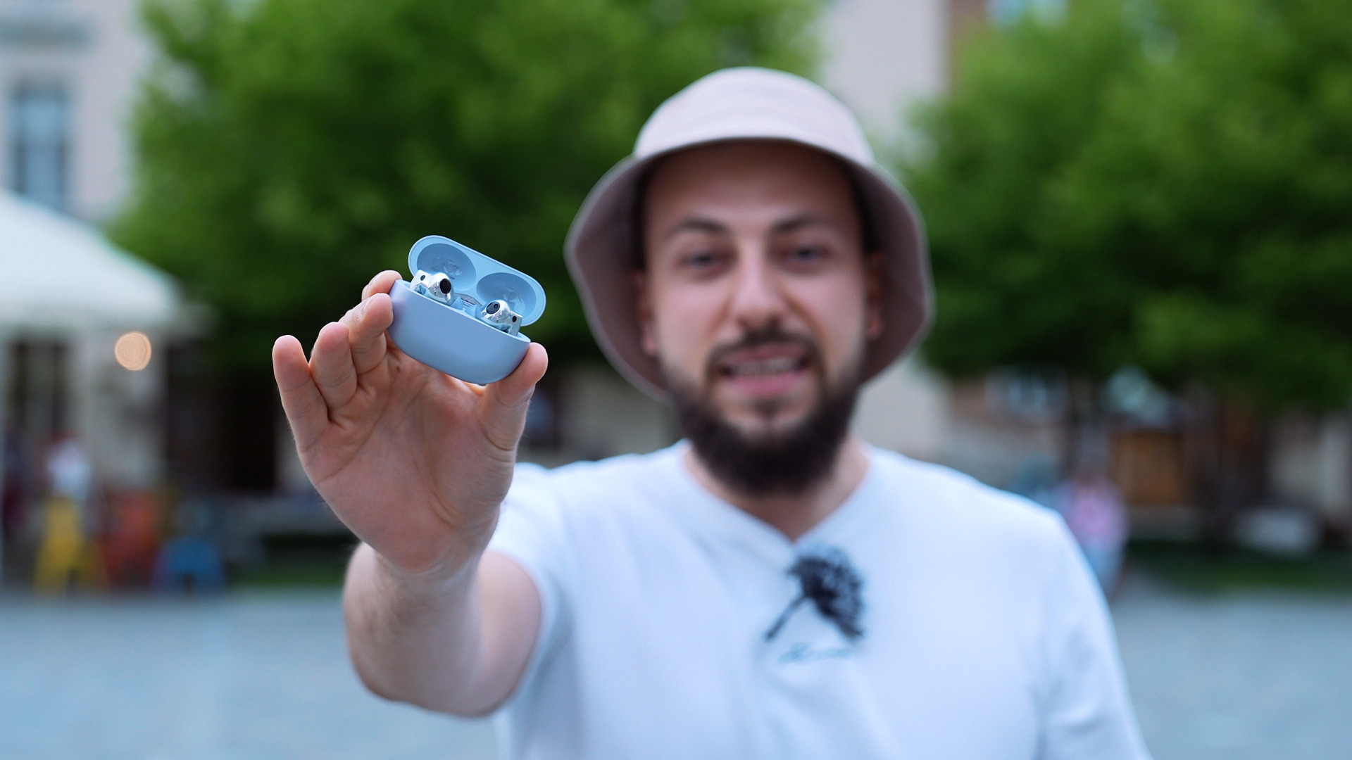 Szakal trzymający słuchawki Huawei FreeBuds Pro 2